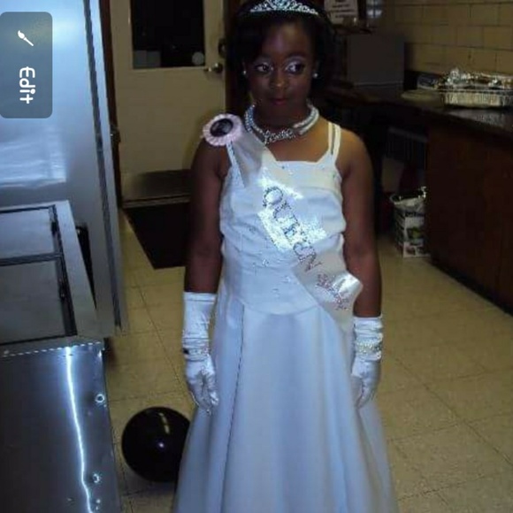 Gown - Picture 4 of 4